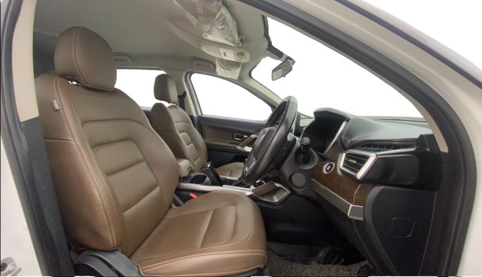 2020 Tata Harrier XZA 2.0L, Diesel, Automatic, 59,796 km, Right Side Front Door Cabin