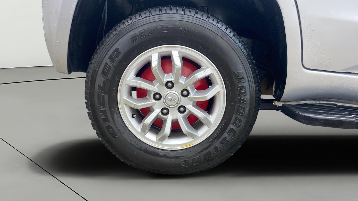 2018 Mahindra TUV300 T8, Diesel, Manual, 1,10,291 km, Right Rear Wheel