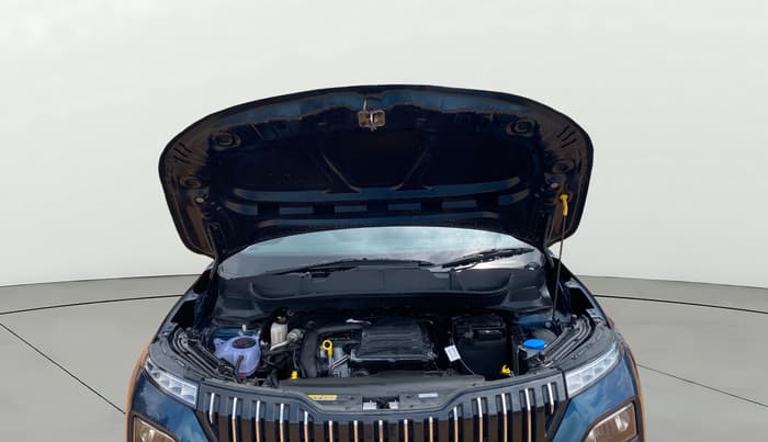 2025 Skoda Kylaq Signature, Petrol, Manual, 10,030 km, Open Bonet