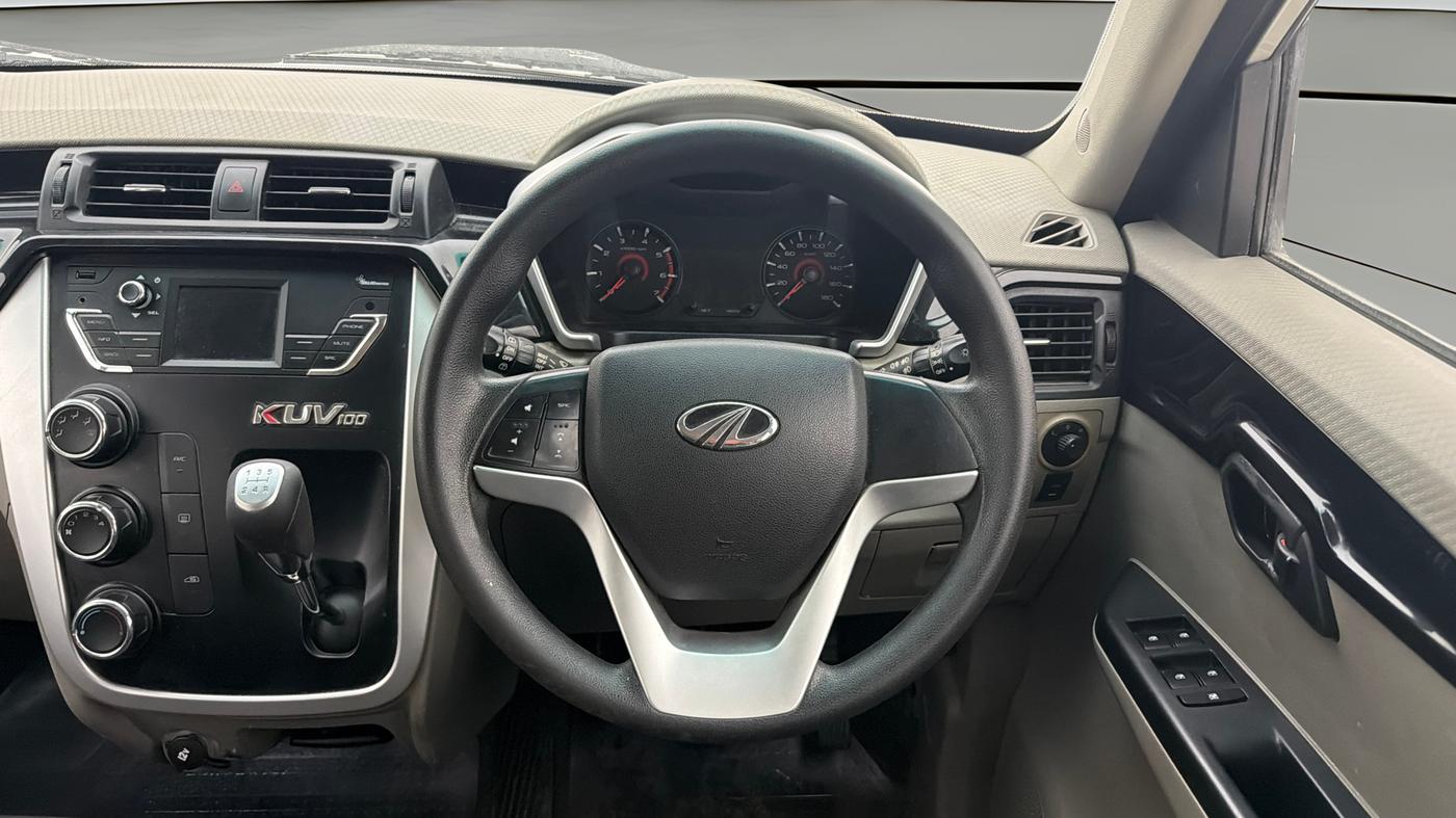 2017 Mahindra Kuv100 K8 6 STR, Petrol, Manual, 47,077 km, Steering Wheel Close Up