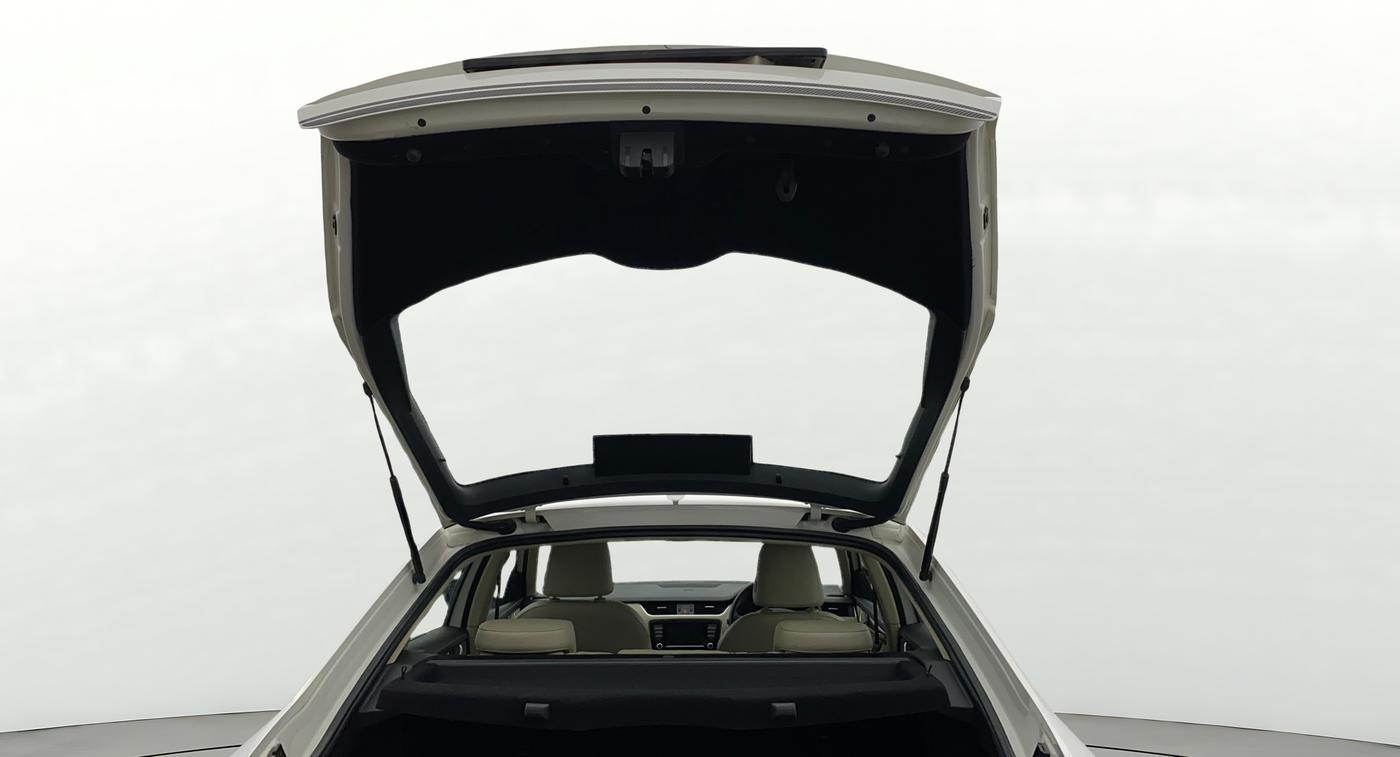 2017 Skoda Octavia STYLE PLUS AT 1.8 TSI, Petrol, Automatic, 50,858 km, Boot Door Open