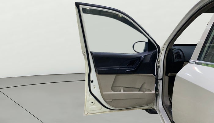 2017 Mahindra XUV500 W4, Diesel, Manual, 74,520 km, LHS Front Door