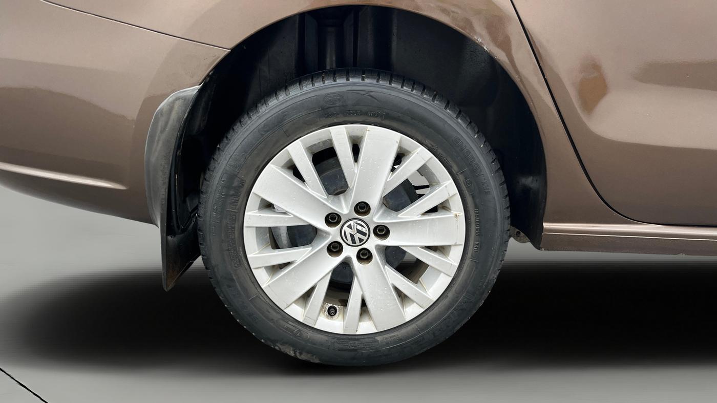 2015 Volkswagen Vento HIGHLINE PETROL AT, Petrol, Automatic, 76,859 km, Right Rear Wheel