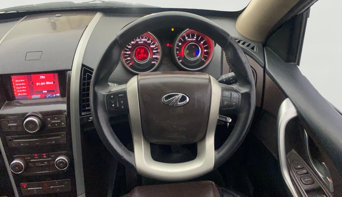2015 Mahindra XUV500 W8, Diesel, Manual, 1,41,040 km, Steering Wheel Close Up