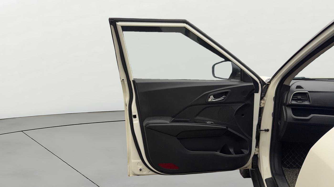 2022 Mahindra XUV300 W8 (O) 1.2 PETROL, Petrol, Manual, 29,859 km, LHS Front Door