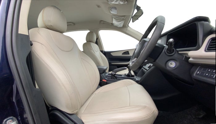 2022 Mahindra XUV700 MX P MT 5 STR, Petrol, Manual, 46,922 km, Right Side Front Door Cabin