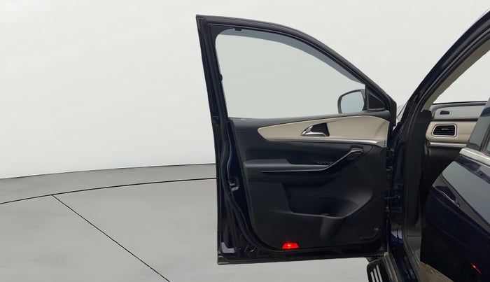 2023 Mahindra XUV700 AX 7 LUXURY P AT 7 STR, Petrol, Automatic, 60,165 km, LHS Front Door