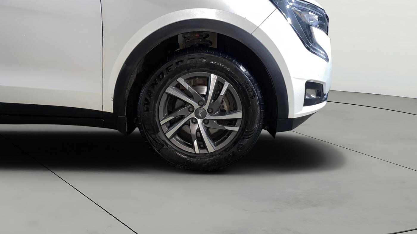 2022 Mahindra XUV700 AX 5 P MT 7 STR (E), Petrol, Manual, 14,076 km, Right Front Wheel