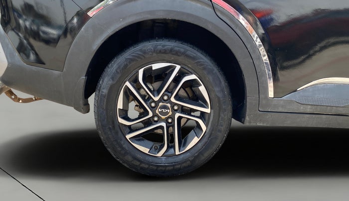 2022 KIA CARENS PRESTIGE PLUS 1.4 PETROL 7 STR, Petrol, Manual, 61,979 km, Right Rear Wheel