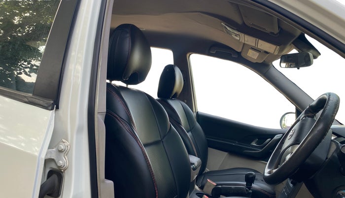 2017 Mahindra XUV500 W6, Diesel, Manual, 88,820 km, Right Side Front Door Cabin