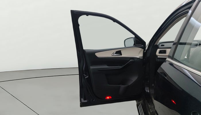 2022 Mahindra XUV700 AX 7 LUXURY P AT 7 STR, Petrol, Automatic, 17,184 km, LHS Front Door