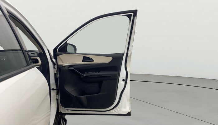 2022 Mahindra XUV700 AX 5 P MT 7 STR, Petrol, Manual, 65,429 km, RHS Front Door