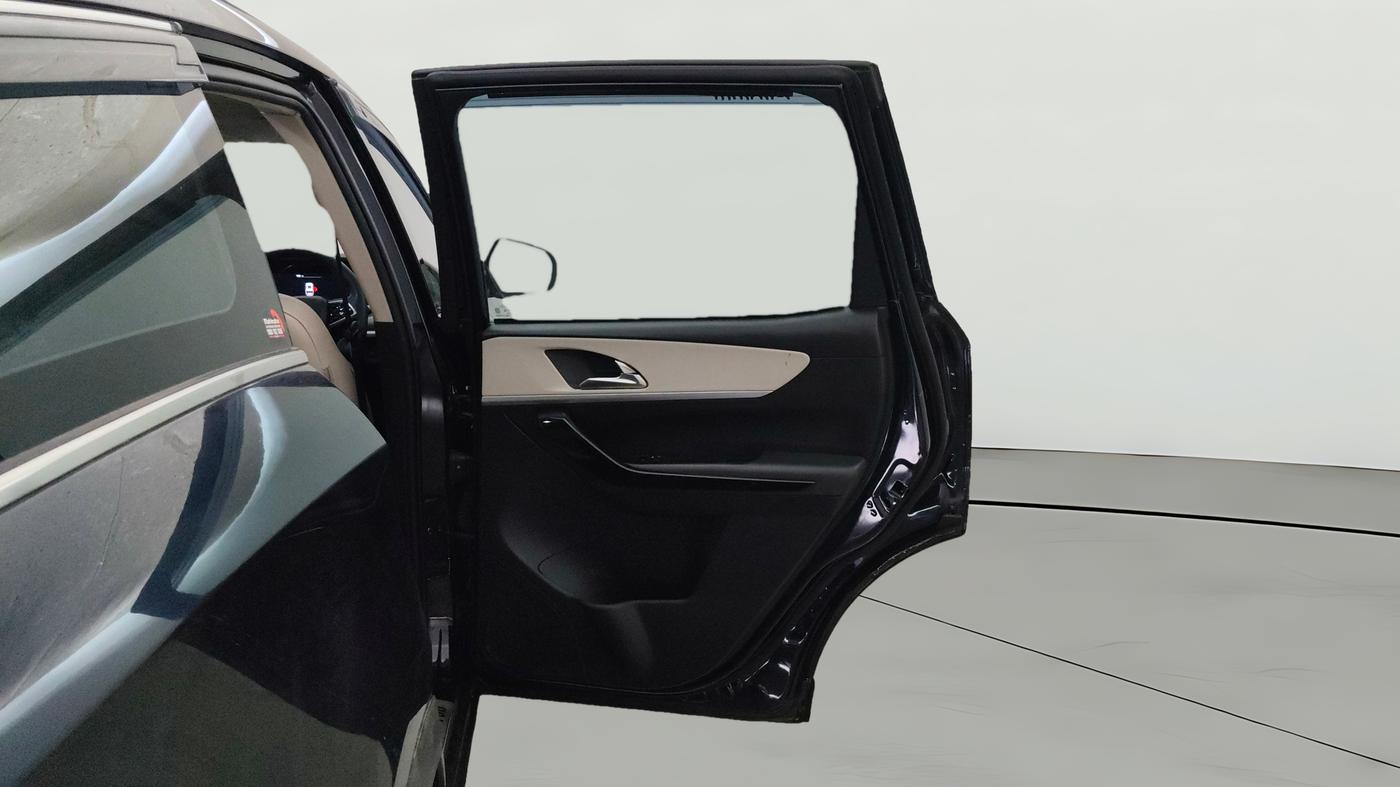 2023 Mahindra XUV700 AX 7 LUXURY D AWD AT 7 STR, Diesel, Automatic, 58,756 km, RHS Rear Door