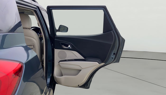 2021 Mahindra XUV300 W8 (O) 1.2 PETROL AMT, CNG, Automatic, 42,659 km, RHS Rear Door