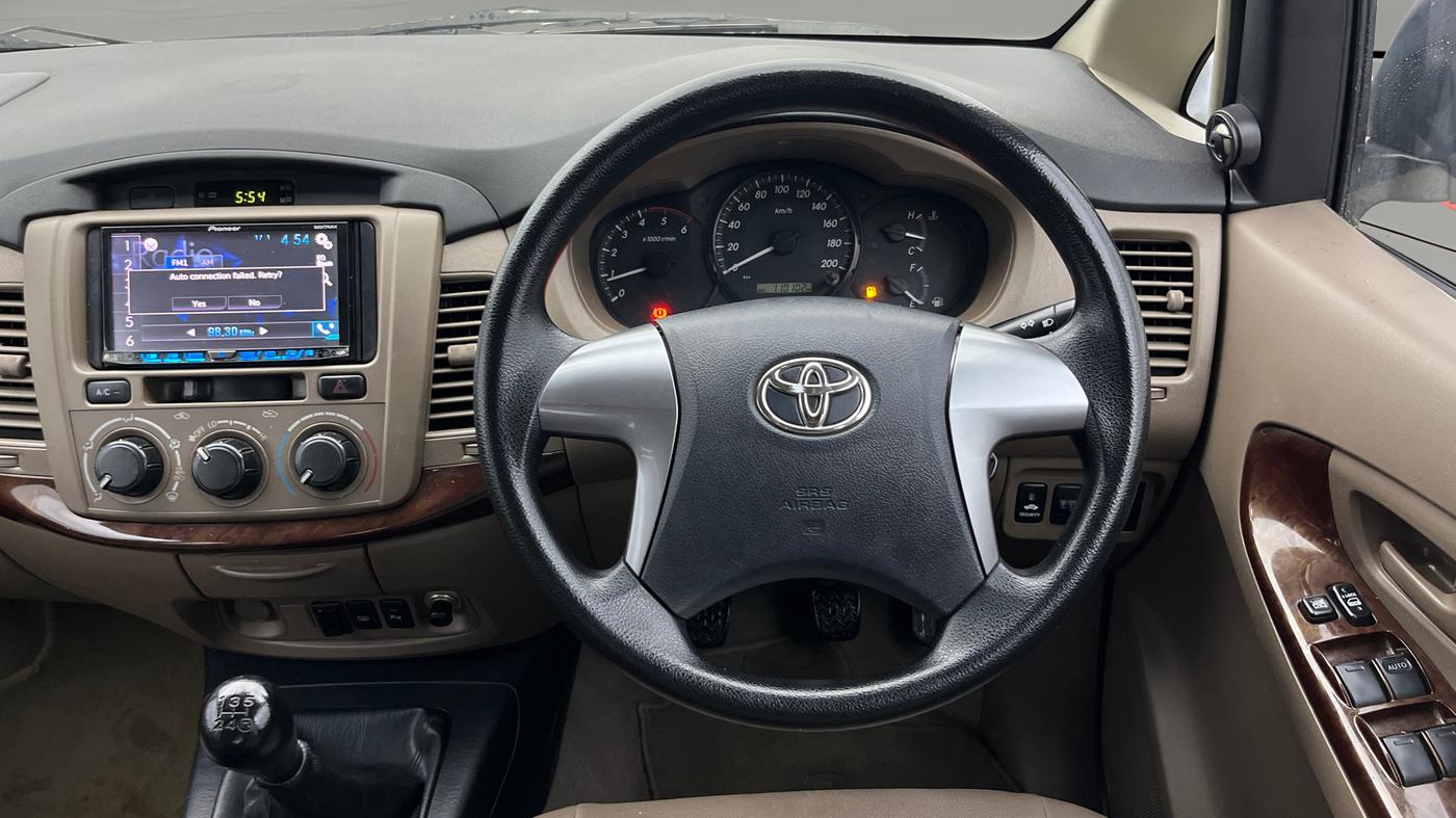 2015 Toyota Innova 2.5 GX 7 STR, Diesel, Manual, 1,10,102 km, Steering Wheel Close Up