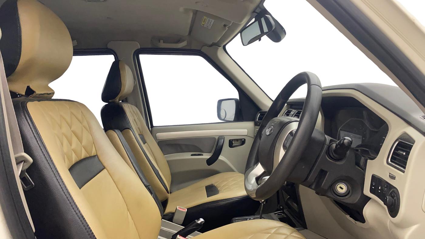2016 Mahindra Scorpio S10 AT, Diesel, Automatic, 1,41,275 km, Right Side Front Door Cabin
