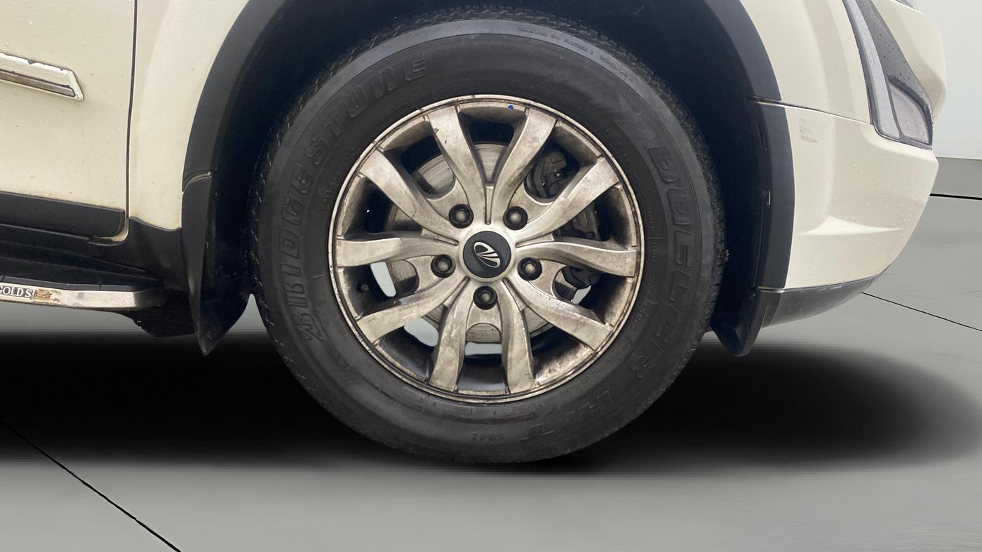 2021 Mahindra XUV500 W9 AT, Diesel, Automatic, 66,102 km, Right Front Wheel
