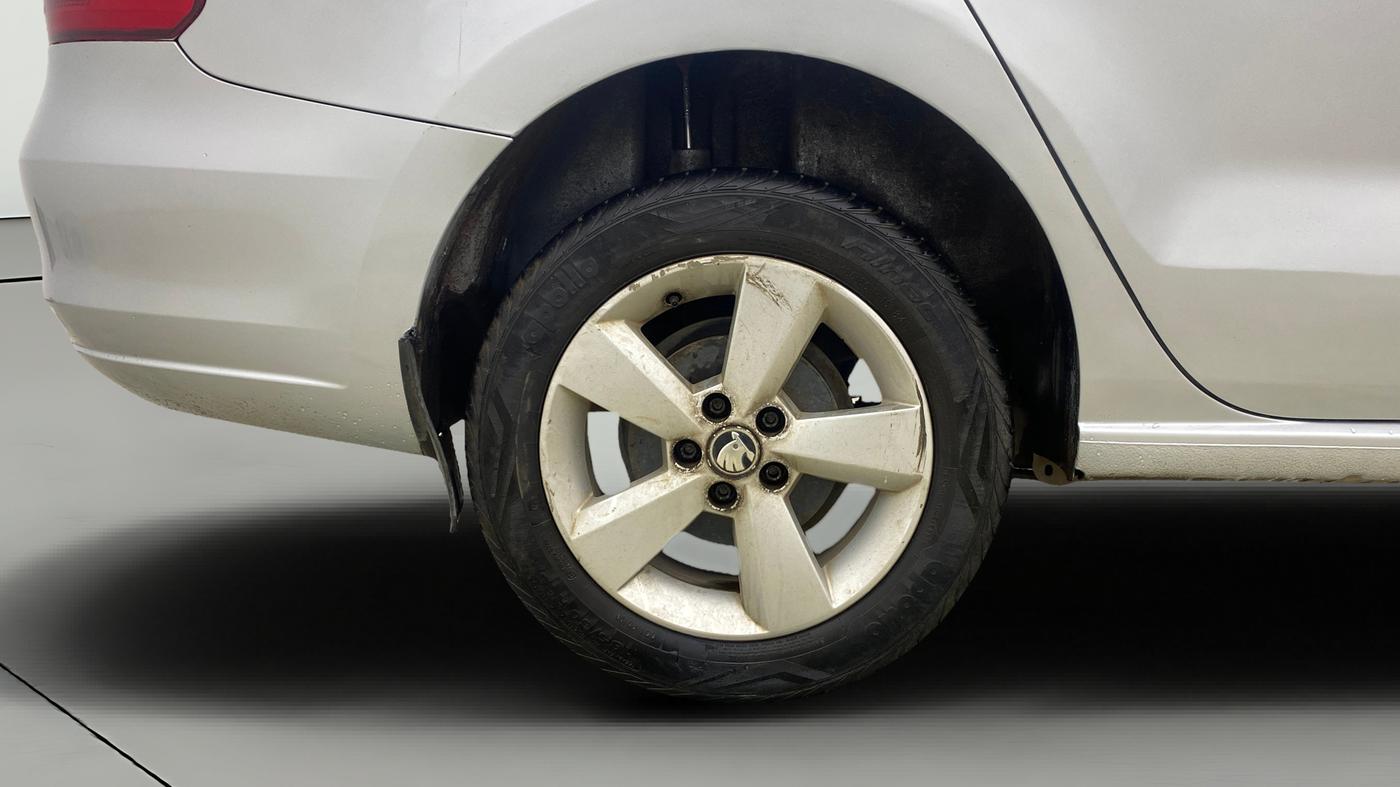 2015 Skoda Rapid AMBITION 1.6 MPI MT, Petrol, Manual, 29,042 km, Right Rear Wheel