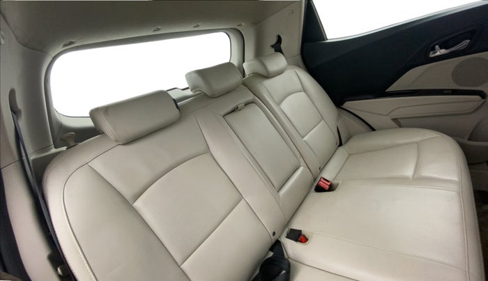 2021 Mahindra XUV300 W8 (O) 1.2 PETROL AMT, Petrol, Automatic, 57,357 km, Right Side Rear Door Cabin