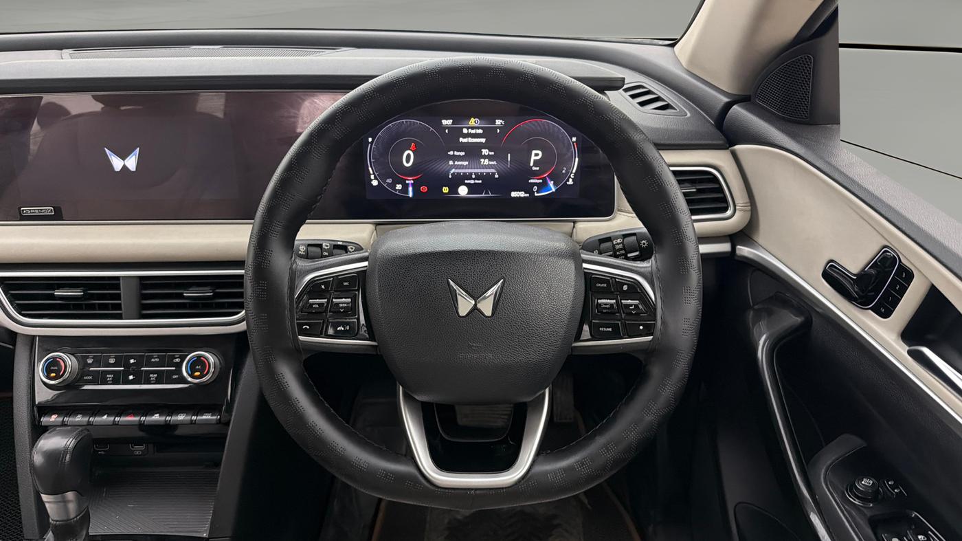 2022 Mahindra XUV700 AX 7 D AT 7 STR, Diesel, Automatic, 84,972 km, Steering Wheel Close Up