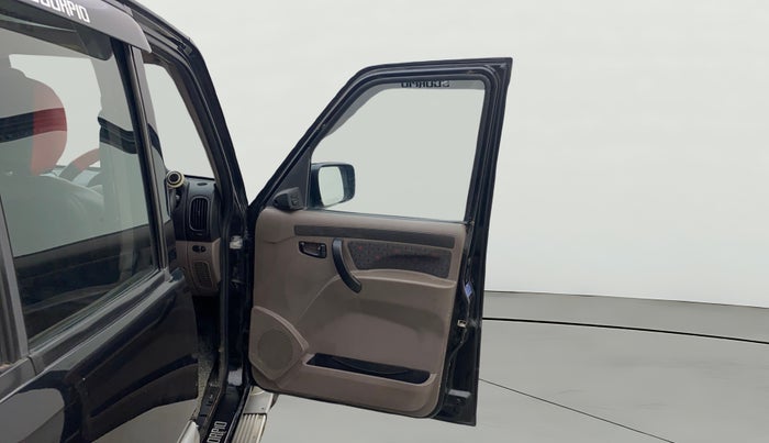 2013 Mahindra Scorpio VLX 2WD AIRBAG, Diesel, Manual, 1,44,881 km, RHS Front Door