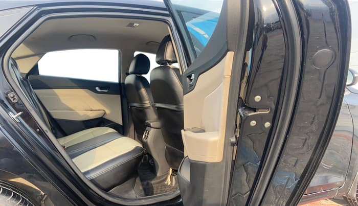 2018 Hyundai Verna 1.6 VTVT SX, Petrol, Manual, 77,642 km, Right Side Rear Door Cabin