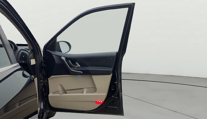 2017 Mahindra XUV500 W10, Diesel, Manual, 65,122 km, RHS Front Door