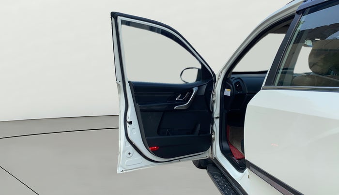 2019 Mahindra XUV500 W11 (O) AWD, Diesel, Manual, 63,104 km, LHS Front Door