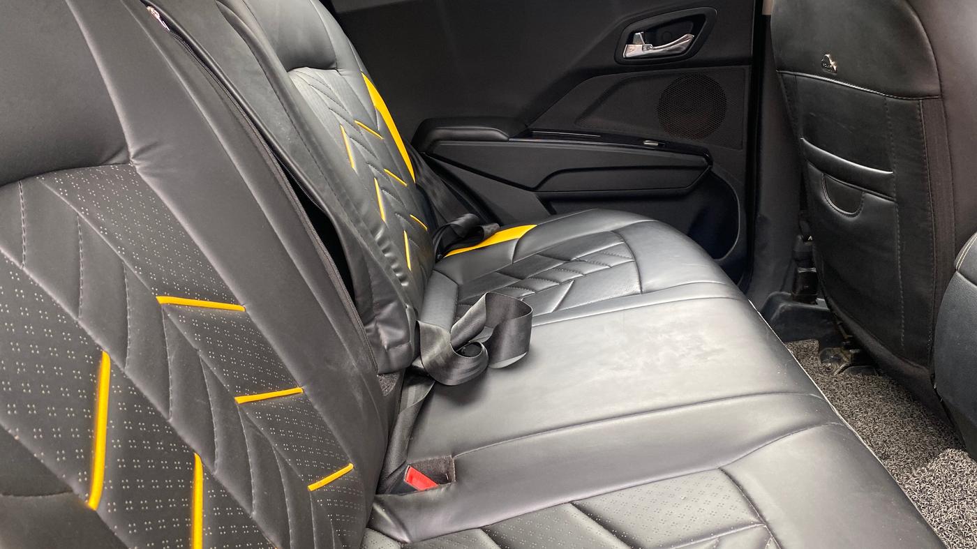 2022 Mahindra XUV300 W8(O) 1.2 PETROL DUAL TONE, Petrol, Manual, 66,105 km, Right Side Rear Door Cabin