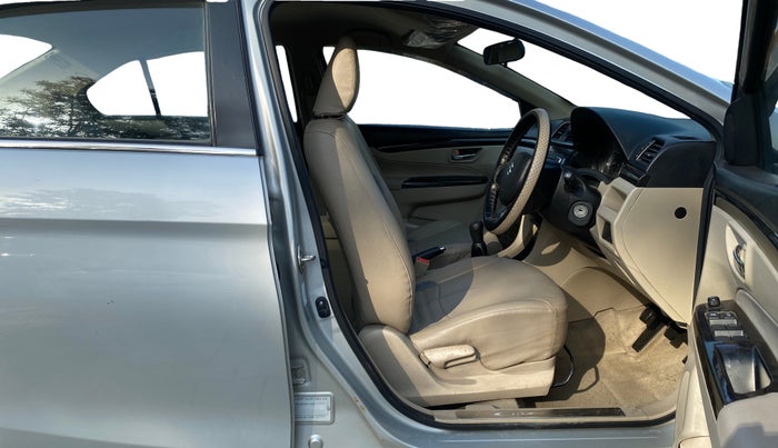 2015 Maruti Ciaz VXI, Petrol, Manual, 25,266 km, Right Side Front Door Cabin
