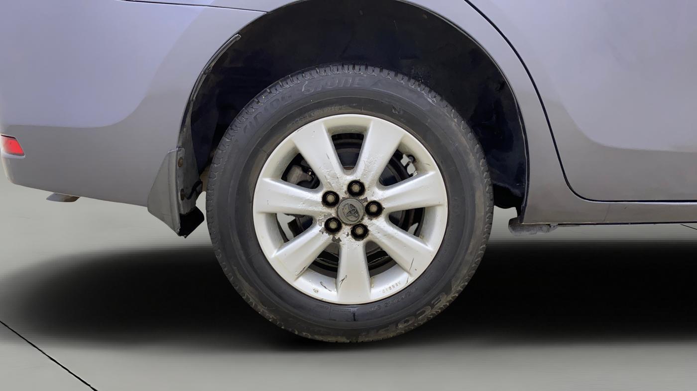 2014 Toyota Corolla Altis G PETROL, Petrol, Manual, 1,03,843 km, Right Rear Wheel