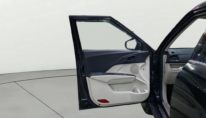 2022 Mahindra XUV300 W4 1.2 PETROL, Petrol, Manual, 80,828 km, LHS Front Door