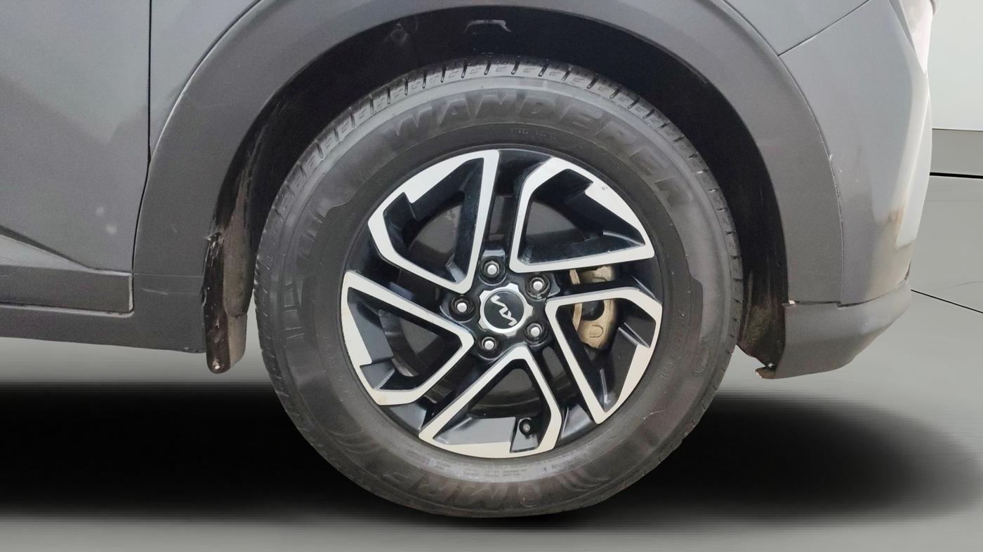 2022 KIA CARENS PRESTIGE PLUS 1.4 PETROL 7 STR, Petrol, Manual, 1,21,761 km, Right Front Wheel