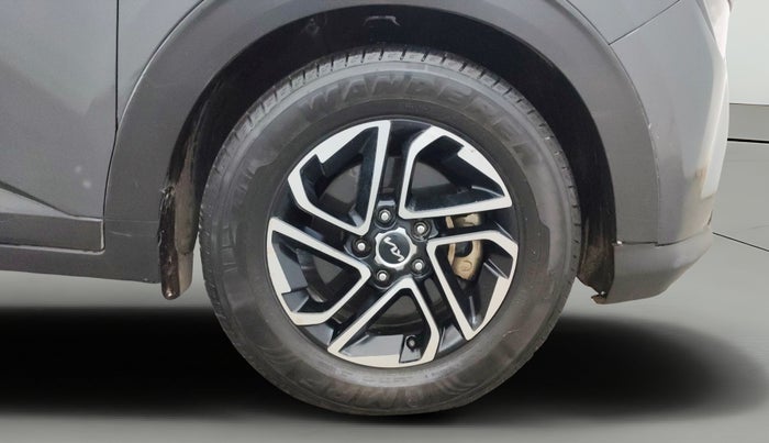 2022 KIA CARENS PRESTIGE PLUS 1.4 PETROL 7 STR, Petrol, Manual, 1,21,761 km, Right Front Wheel