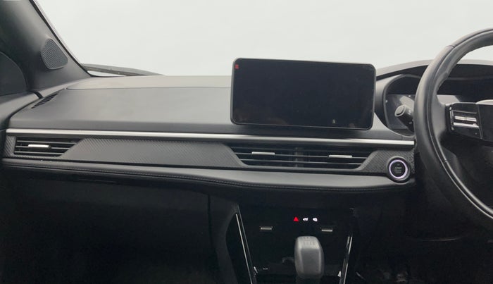 2023 Tata NEXON FEARLESS DUAL TONE 1.2 PETROL, Petrol, Manual, 5,562 km, Air Conditioner