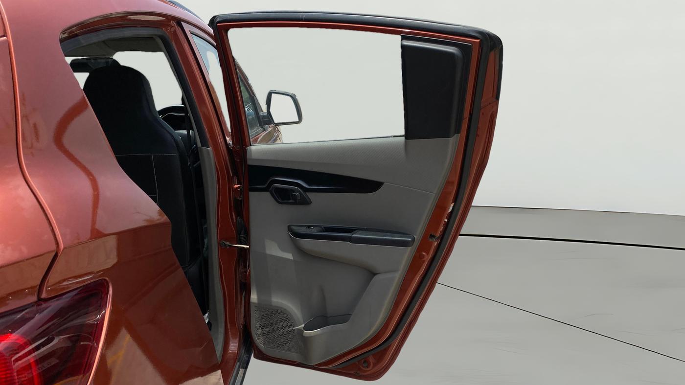 2017 Mahindra Kuv100 K4 6 STR, Petrol, Manual, 42,250 km, RHS Rear Door