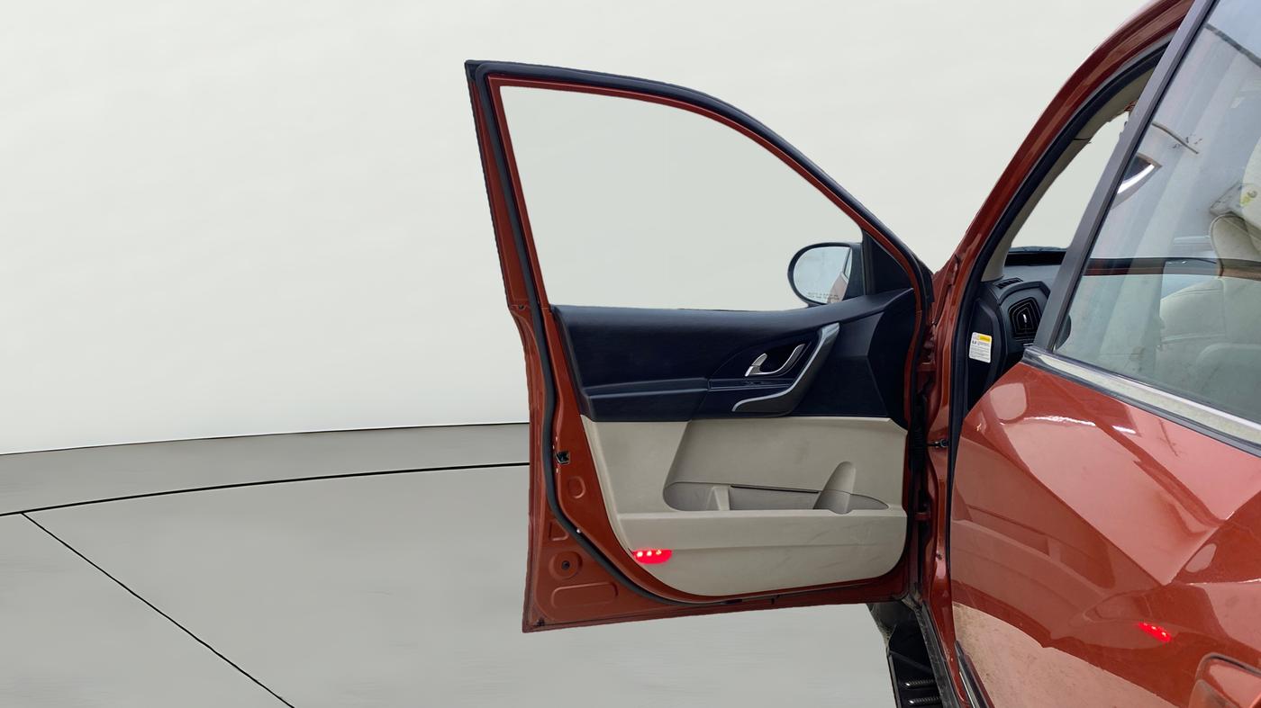 2017 Mahindra XUV500 W10 AT, Diesel, Automatic, 97,664 km, LHS Front Door