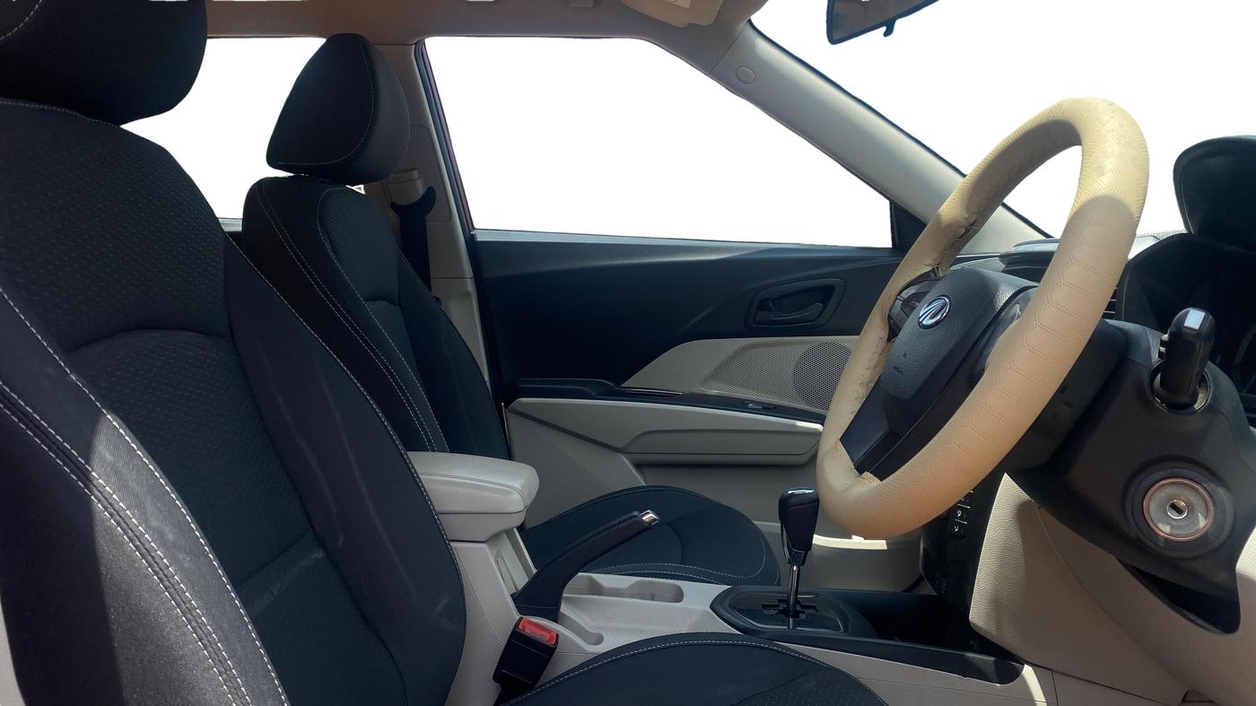 2019 Mahindra XUV300 W6 1.5 DIESEL AMT, Diesel, Automatic, 1,30,259 km, Right Side Front Door Cabin