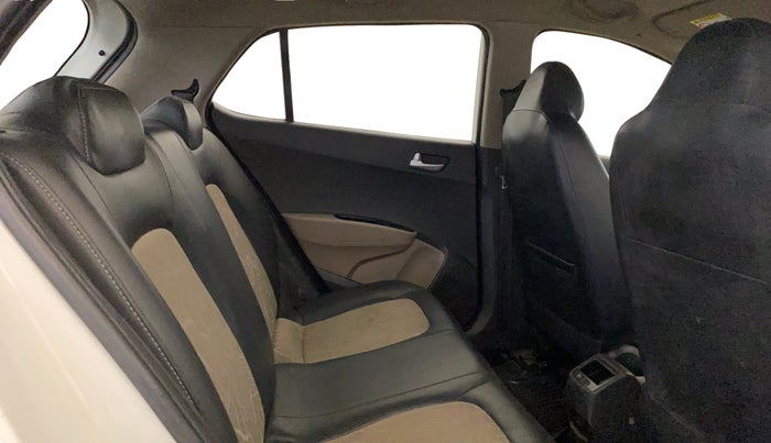 2017 Hyundai Grand i10 SPORTZ 1.2 KAPPA VTVT, CNG, Manual, 1,17,109 km, Right Side Rear Door Cabin