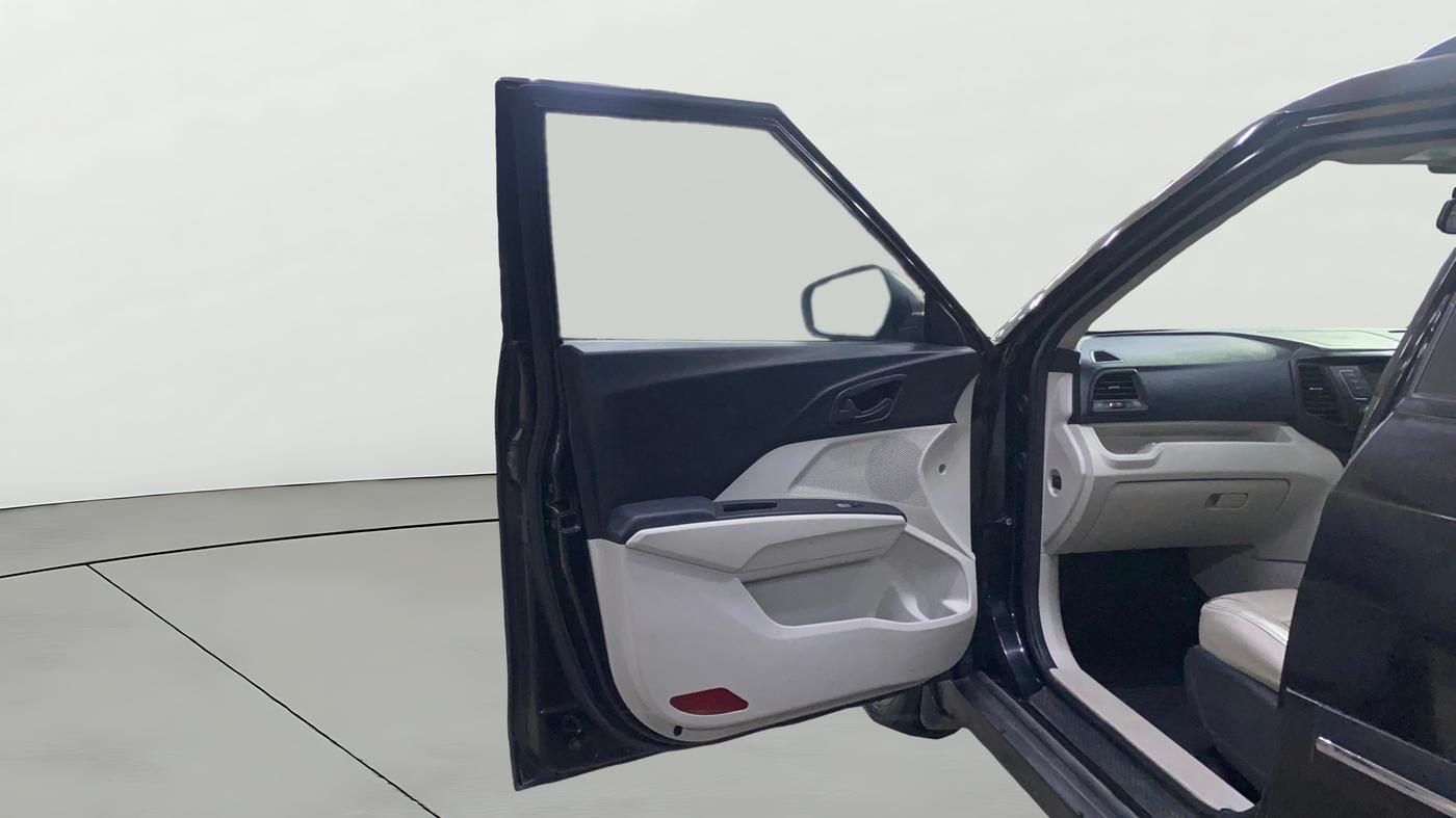 2022 Mahindra XUV300 W6 1.5 Diesel, Diesel, Manual, 68,922 km, LHS Front Door