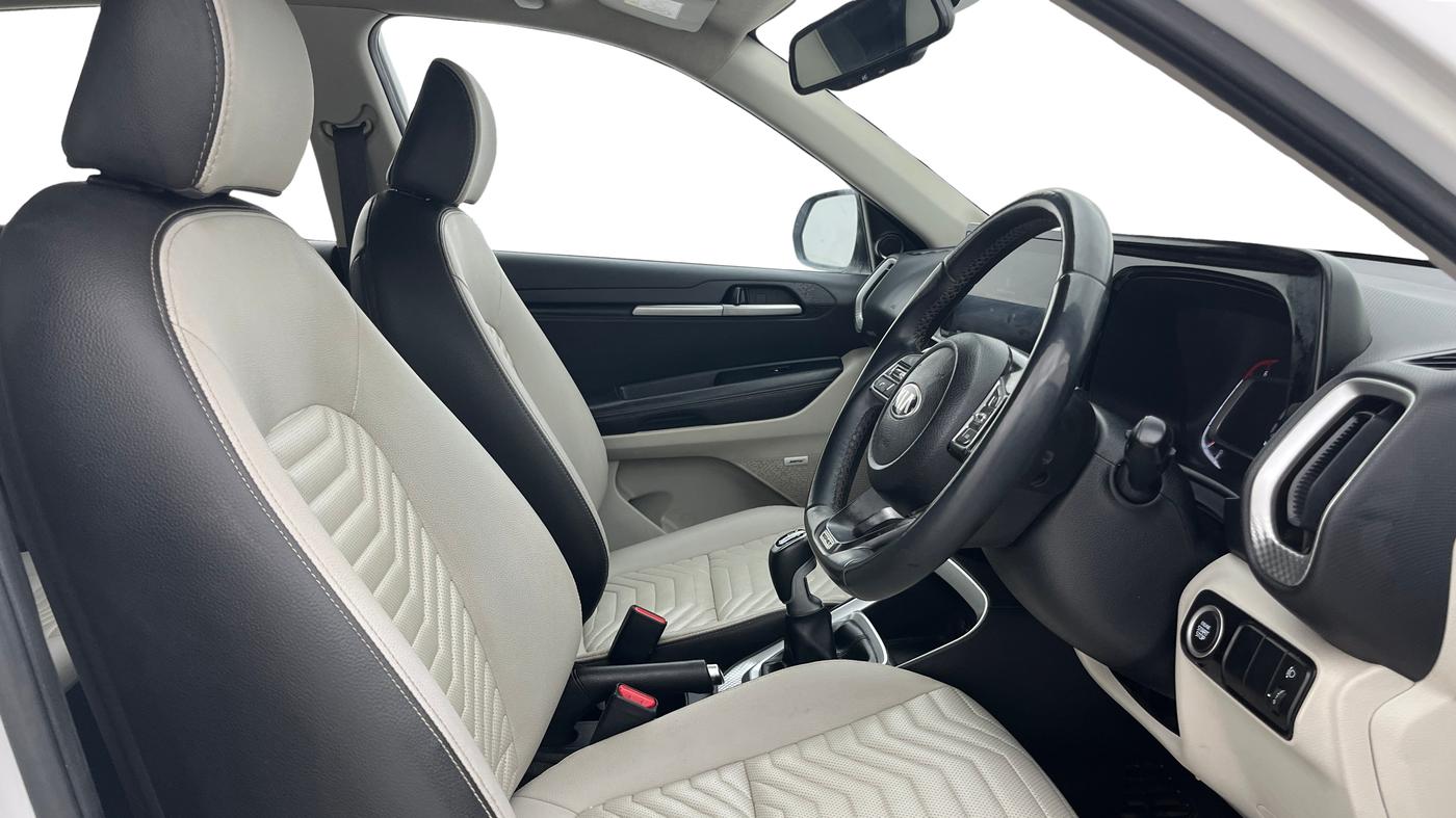 2020 KIA SONET HTX PLUS 1.5, Diesel, Manual, 1,33,523 km, Right Side Front Door Cabin