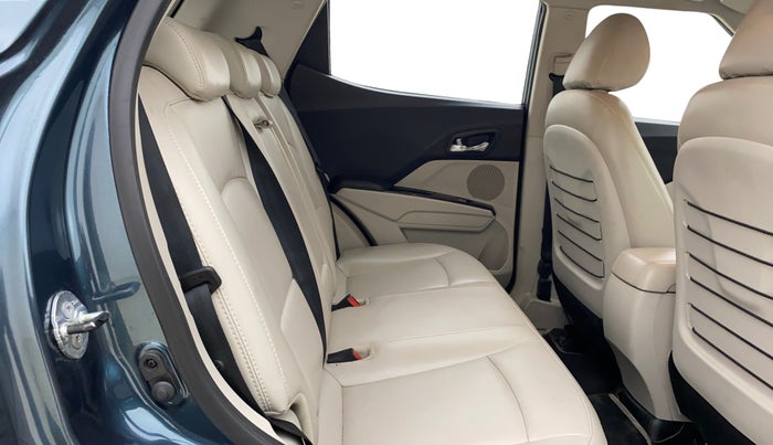 2022 Mahindra XUV300 W8 (O) 1.2 PETROL AMT, Petrol, Automatic, 26,264 km, Right Side Rear Door Cabin