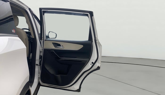 2023 Mahindra XUV700 AX 7 D AT AWD 7 STR, Diesel, Automatic, 94,253 km, RHS Rear Door