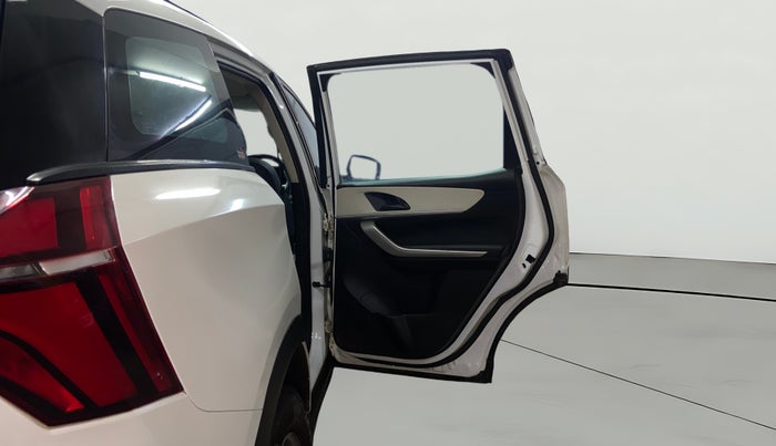 2023 Mahindra XUV700 MX P MT 5 STR, Petrol, Manual, 55,482 km, RHS Rear Door