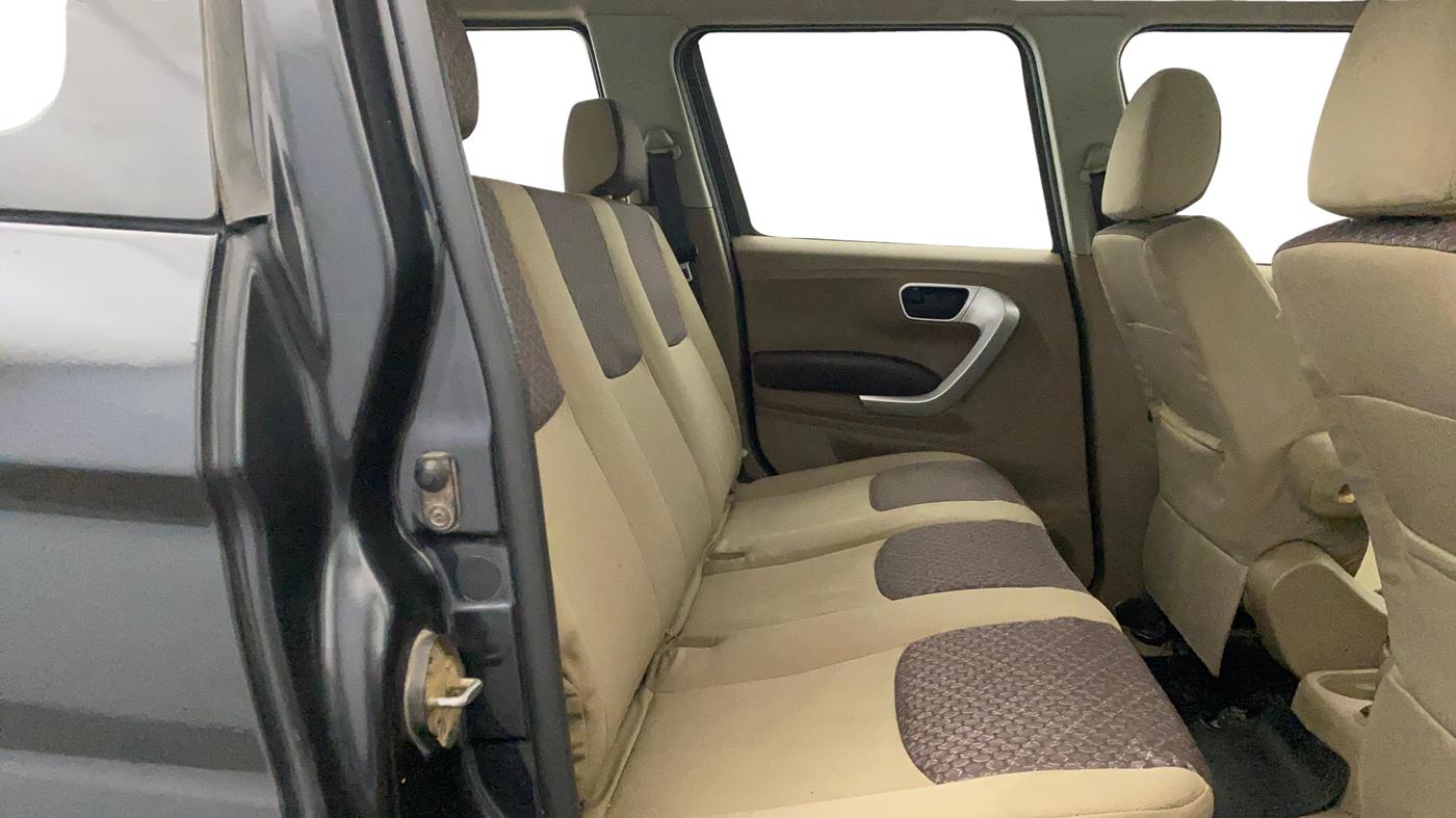 2016 Mahindra TUV300 T8, Diesel, Manual, 1,26,142 km, Right Side Rear Door Cabin