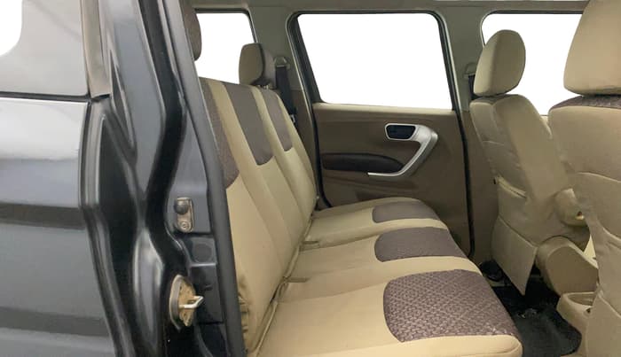2016 Mahindra TUV300 T8, Diesel, Manual, 1,26,142 km, Right Side Rear Door Cabin