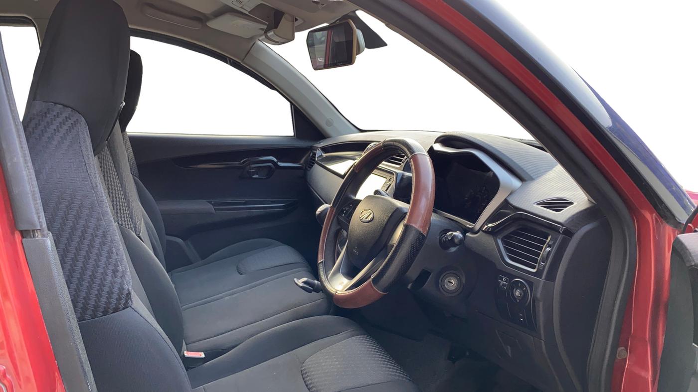2018 Mahindra KUV 100 NXT K8 P 6 STR DUAL TONE, Petrol, Manual, 92,600 km, Right Side Front Door Cabin