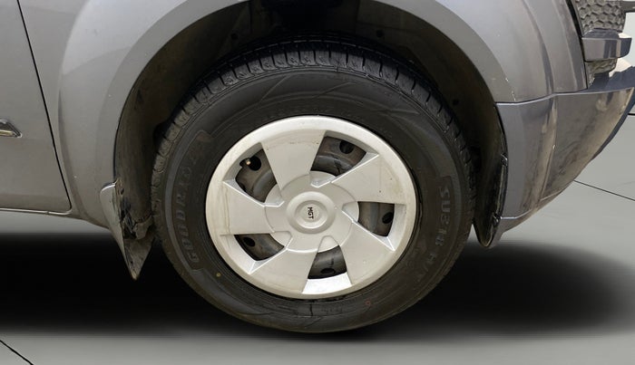 2014 Mahindra XUV500 W4, Diesel, Manual, 1,12,565 km, Right Front Wheel
