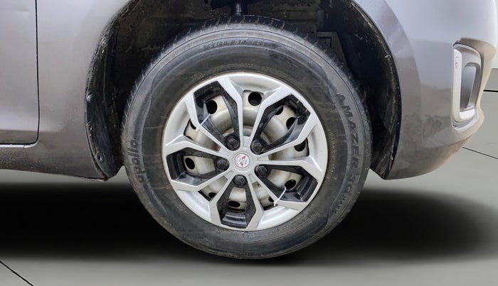 2017 Maruti Swift LXI (O), CNG, Manual, 1,08,799 km, Right Front Wheel
