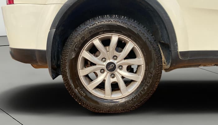 2017 Mahindra XUV500 W10 AT 1.99, Diesel, Automatic, 1,06,848 km, Right Rear Wheel